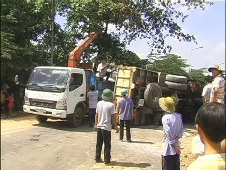 Cú tông mạnh khiến xe lật nhào, đổ chắn ngang đường rồi bùng cháy.